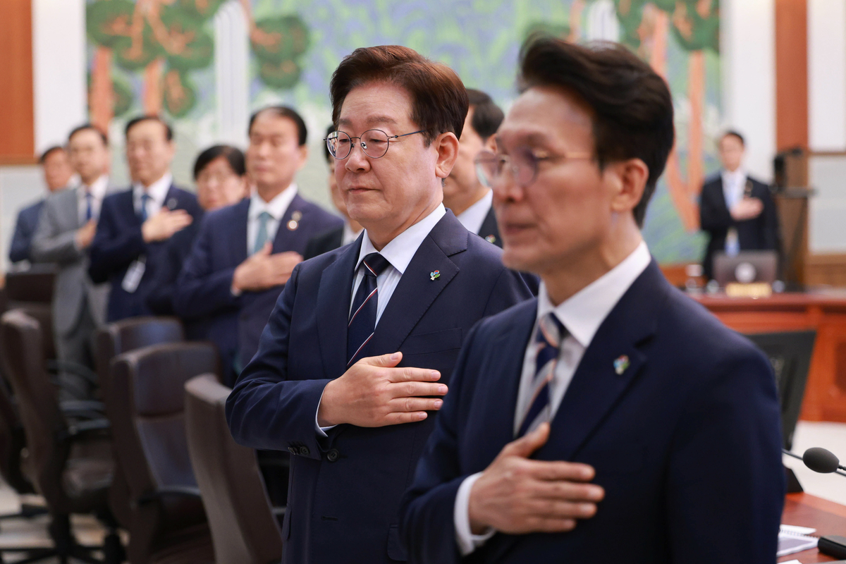 origin_국민의례하는이재명대통령.jpg