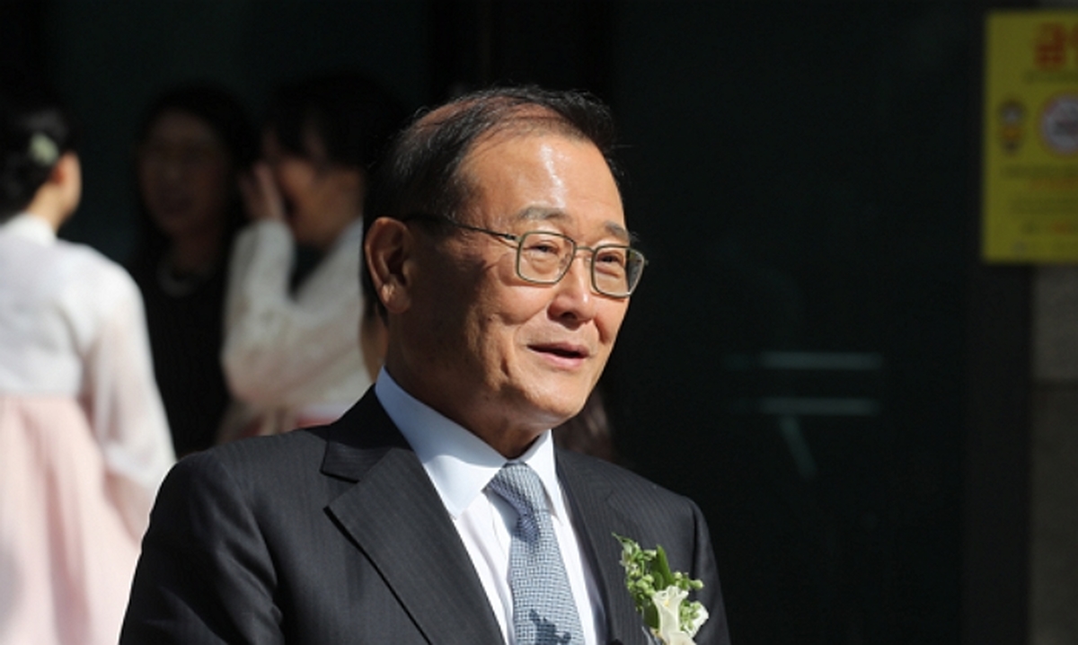 origin_혼주꽃들고식장나서는정몽원HL그룹회장.jpg