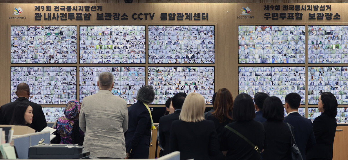 origin_사전투표함관리체계살펴보는국제선거참관단.jpg