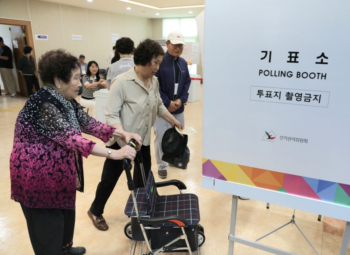“우리나라 잘되라고 왔지”... 보행보조기 밀고 투표소 찾은 106세 유권자