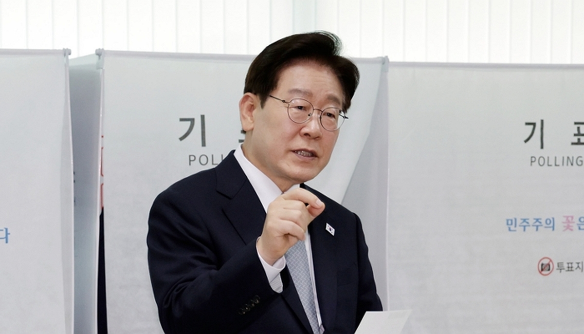 origin_투표과정문의하는이재명대통령.jpg