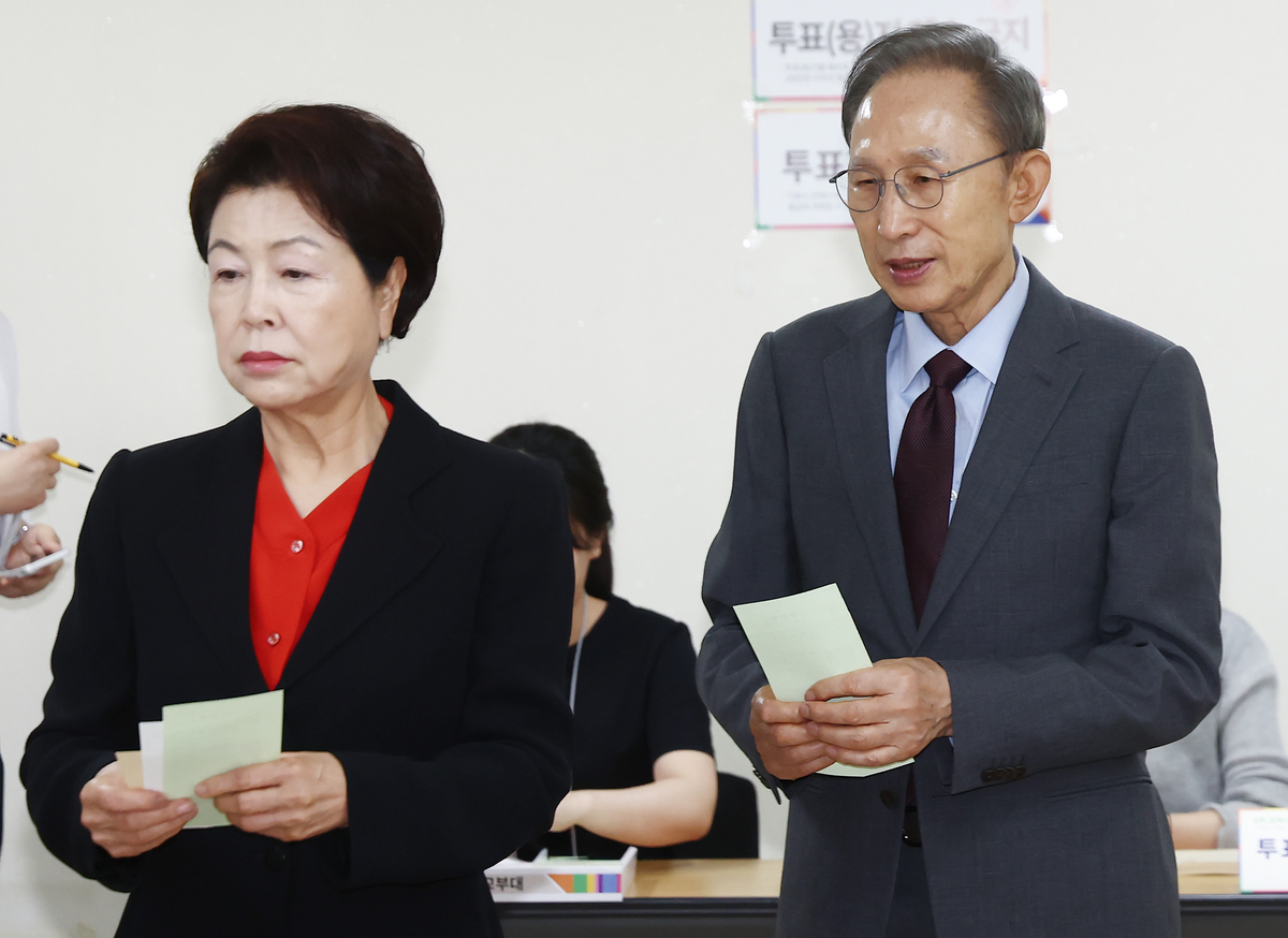 origin_전국동시지방선거투표소찾은이명박전대통령내외.jpg