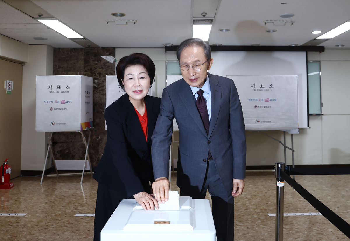 origin_투표하는이명박전대통령과김윤옥여사.jpg