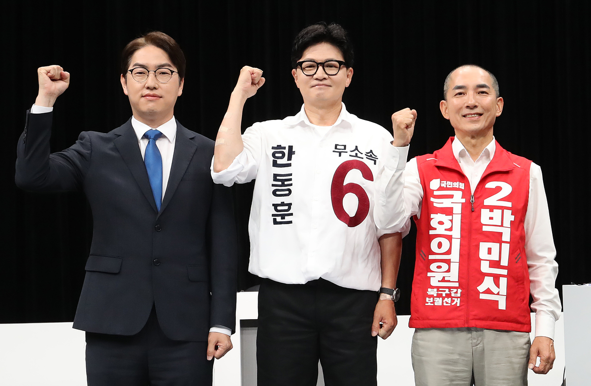 하정우 더불어민주당 부산 북구갑 국회의원 후보(왼쪽부터), 한동훈 무소속 부산 북구갑 국회의원 후보, 박민식 국민의힘 부산 북구갑 국회의원 후보가 28일 오후 부산 동구 부산MBC에서 열린 북구갑 국회의원 보궐선거 토론회에서 앞서 기념촬영을 하고 있다. 2026.5.28/뉴스1