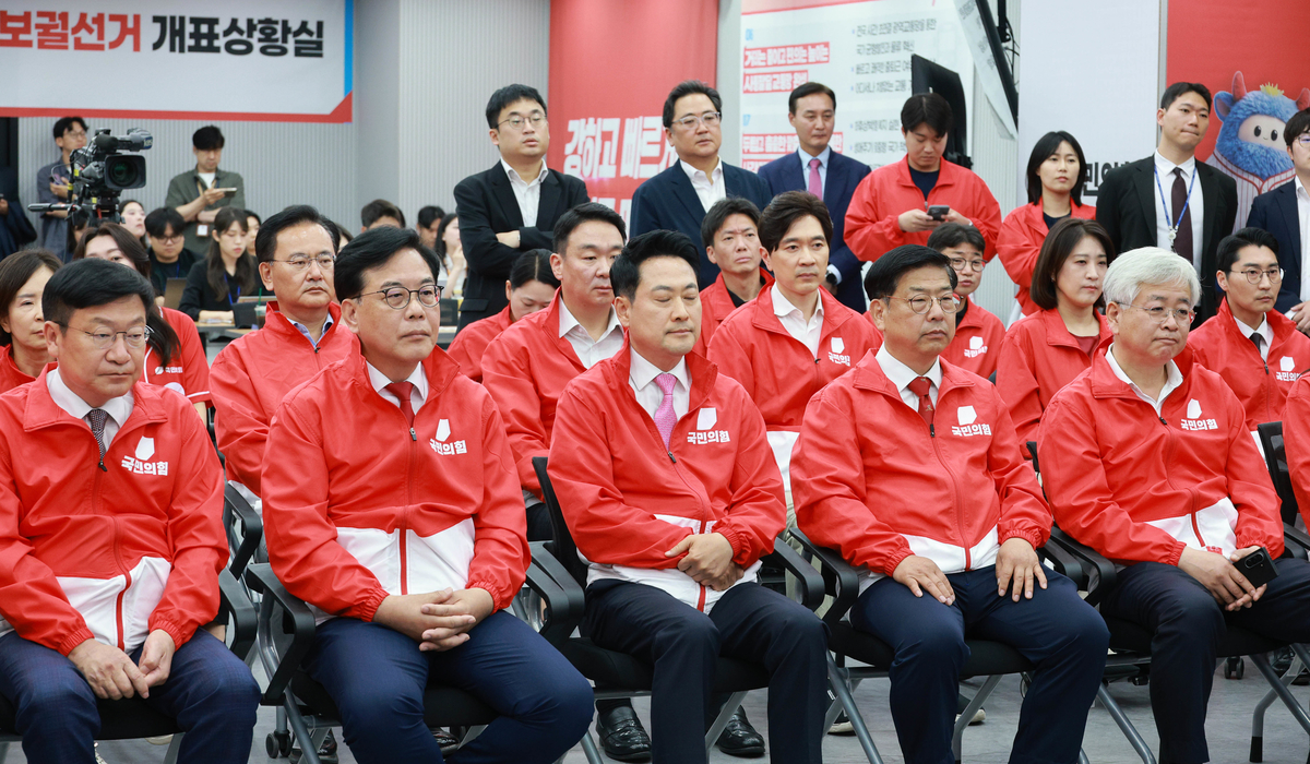 origin_출구조사지켜보는국민의힘.jpg