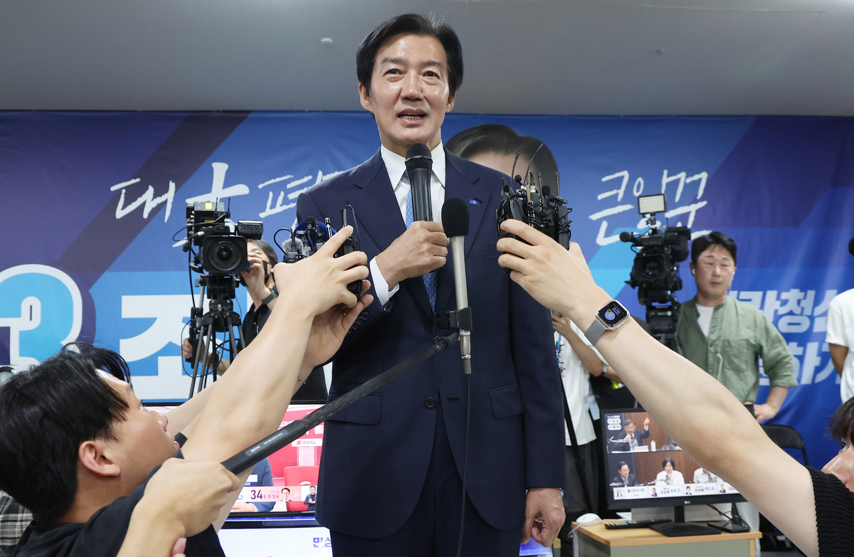 origin_지지자들에게인사전하는조국후보.jpg