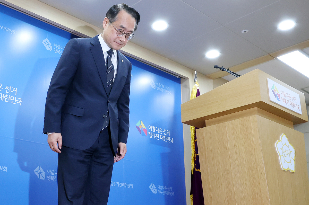 origin_고개숙인허철훈사무총장.jpg