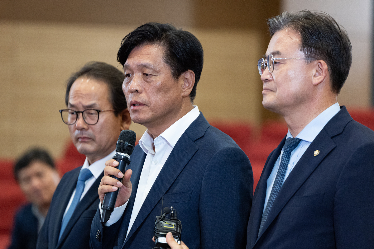 origin_개표상황관련브리핑하는조승래민주당사무총장.jpg