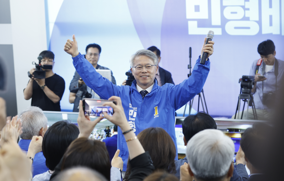 origin_출구조사에기뻐하는민형배후보.jpg
