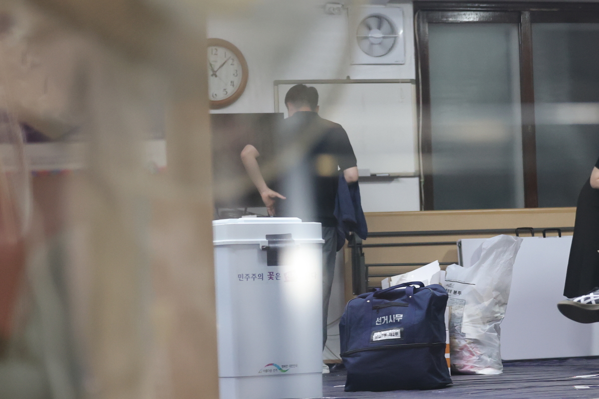 제9회 전국동시지방선거일인 3일 오후 서울 송파구 잠실7동 제2투표소에서 일부 주민들이 투표함 이동에 반대하며 대기하는 상황이 이어지면서 투표함이 개표소로 이송되지 못하고 있다. 2026.6.3/뉴스1