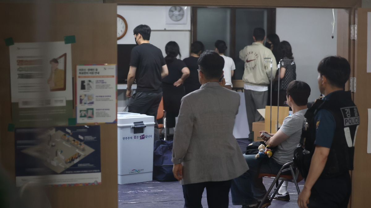 제9회 전국동시지방선거일인 3일 오후 서울 송파구 잠실7동 제2투표소에서 일부 주민들이 투표함 이동에 반대하며 대기하는 상황이 이어지면서 투표함이 개표소로 이송되지 못하고 있다. 2026.6.3/뉴스1