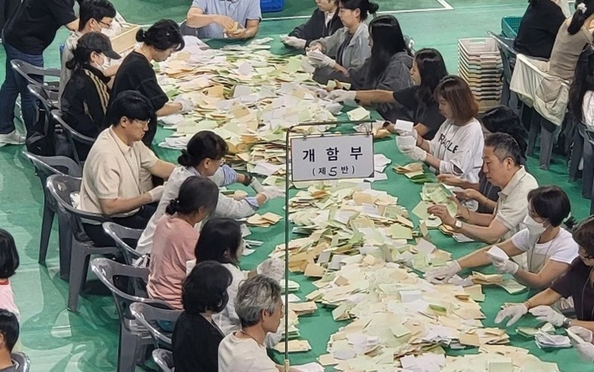 더불어민주당, 광역단체장 13곳 석권 전망... 재보선은 국민의힘 선전
