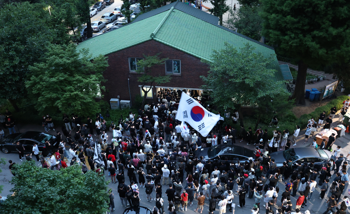 제9회 전국동시지방선거 및 국회의원 재·보궐선거 본투표일에 투표용지 부족으로 투표 시간이 오후 10시까지 연장됐던 서울 송파구 잠실7동 제2투표소 앞에 4일 새벽 투표용지 부족 사태에 항의하는 시민들이 모여 "부정선거"를 외치고 있다. 2026.6.4/뉴스1