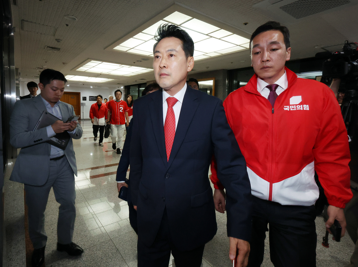 장동혁 국민의힘 대표가 6·3 지방선거 본투표가 실시된 지난 3일 서울 송파구 등 일부 투표소에서 벌어진 투표용지 부족 사태와 관련해 경기 과천 중앙선거관리위원회를 방문, 노태악 중앙선거관리위원장과의 면담을 위해 이동하고 있다. 2026.6.4/뉴스1