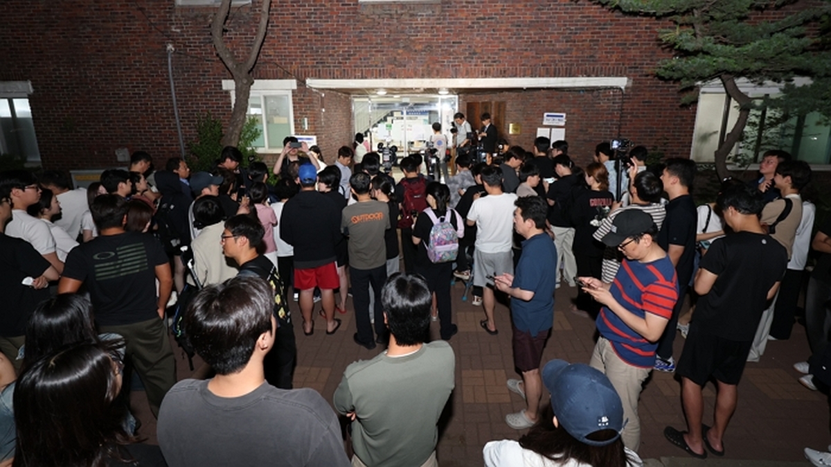 origin_투표용지부족사태에투표소모여든취재진과유권자들.jpg