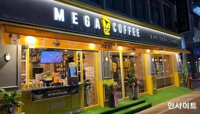 메가커피마저 올랐다... 고환율·원자재 압박에 프랜차이즈 가격 도미노