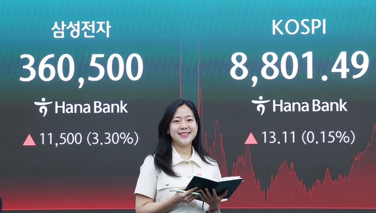 삼성전자 2.5% 내린 35만1500원 거래, SK하이닉스도 3%대 하락