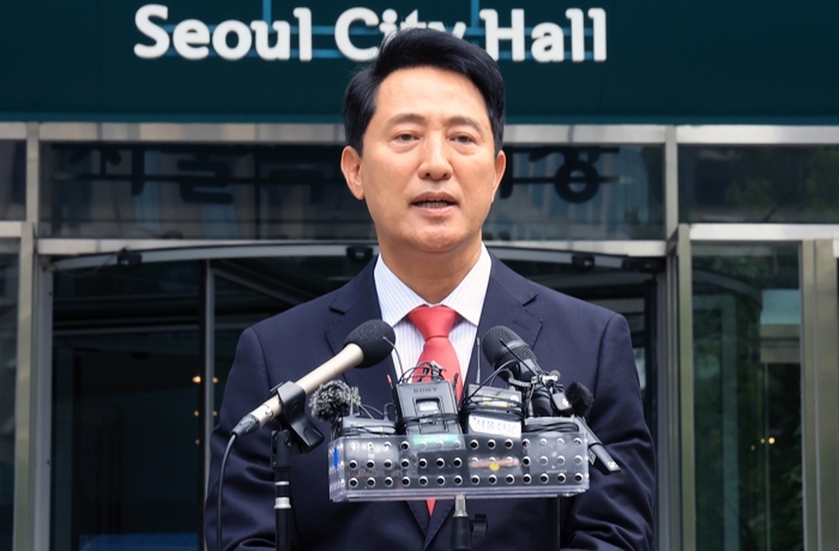 오세훈 국민의힘 서울시장 당선인이 4일 서울시청에서 시민들에게 감사 인사를 전하고 있다. 2026.6.4/뉴스1
