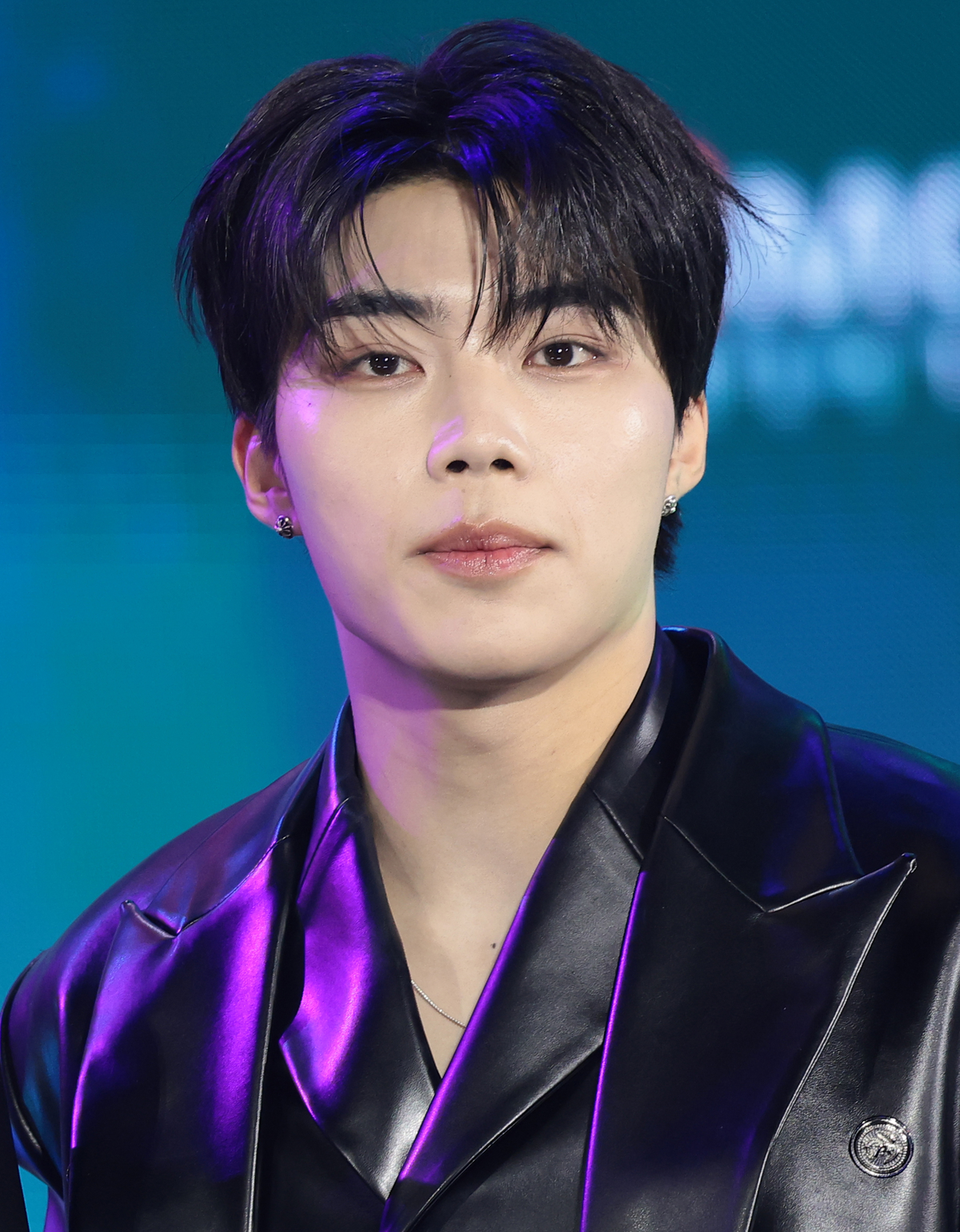 origin_제로베이스원박건욱제로즈녹이는눈빛.jpg