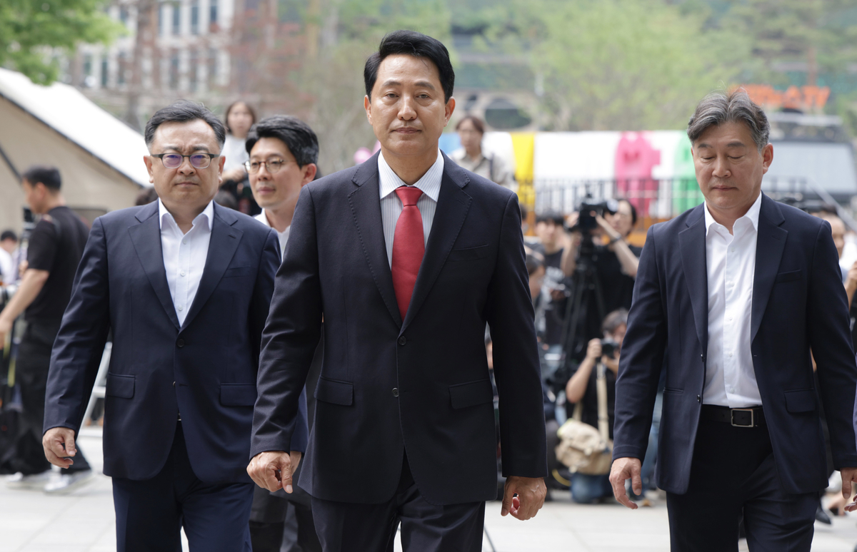 오세훈 서울시장 당선인이 4일 오전 서울시청 정문에서 감사인사를 마친 뒤 시청 로비로 향하고 있다 / 뉴스1(공동취재)