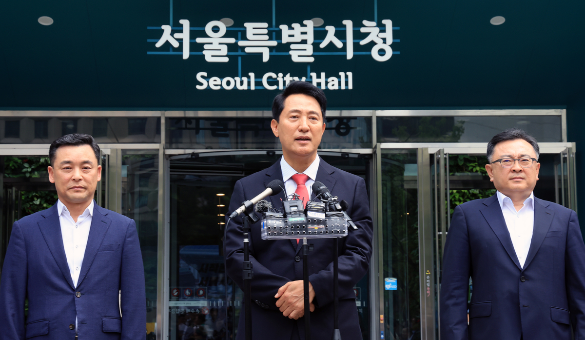 오세훈 국민의힘 서울시장 당선인이 4일 서울시청에서 시민들에게 감사 인사를 전하고 있다 / 뉴스1