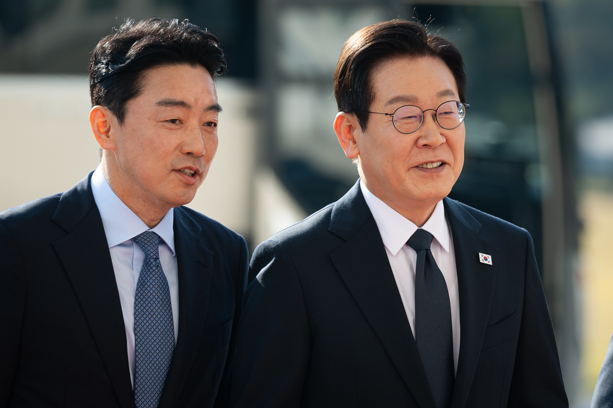 origin_강훈식비서실장과대화나누는이재명대통령.jpg