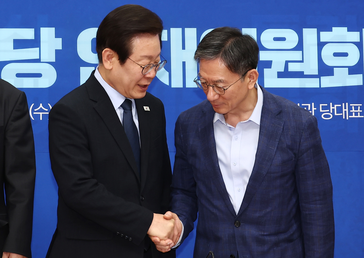 origin_정성호인재위원장과악수하는이재명대표.jpg