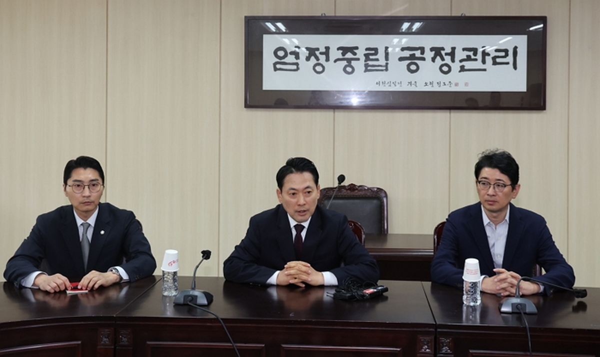 장동혁 국민의힘 대표가 5일 오후 서울 종로구 서울시선거관리위원회를 항의 방문해 선관위 관계자들을 면담하고 있다. 2026.6.5 / 뉴스1