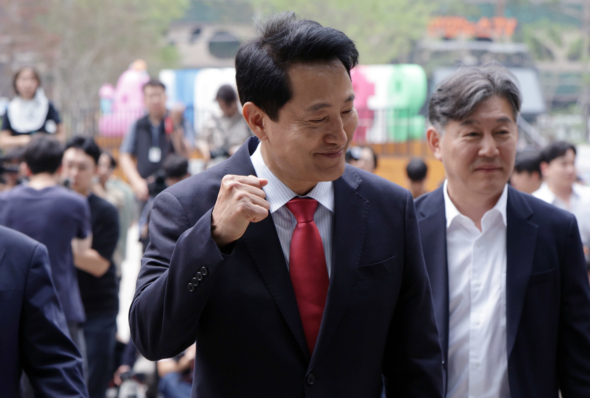 origin_웃으며시청찾은오세훈당선인.jpg