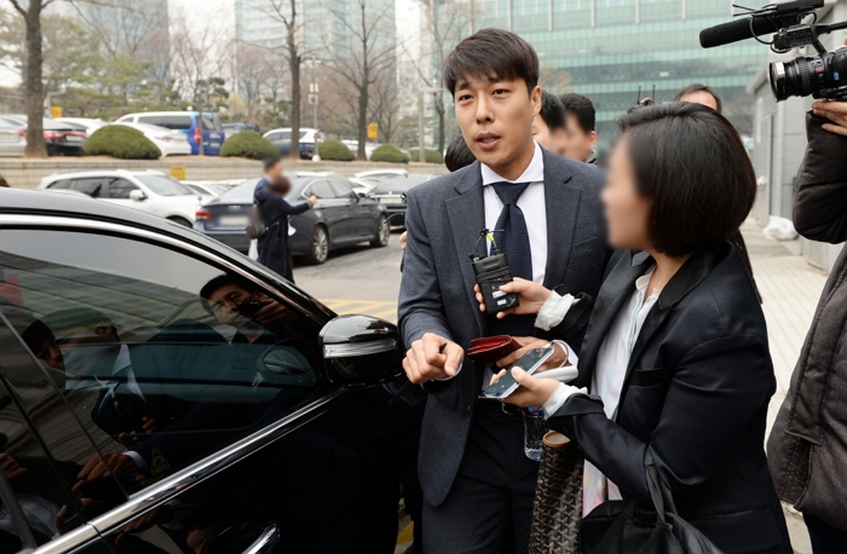 origin_법정나서는김동성.jpg