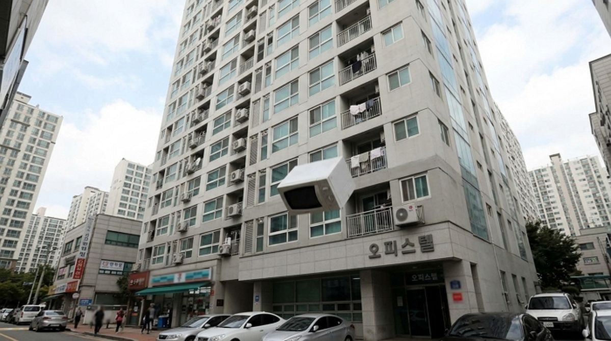 부천 오피스텔 12층서 전자레인지 투척한 40대 여성 체포