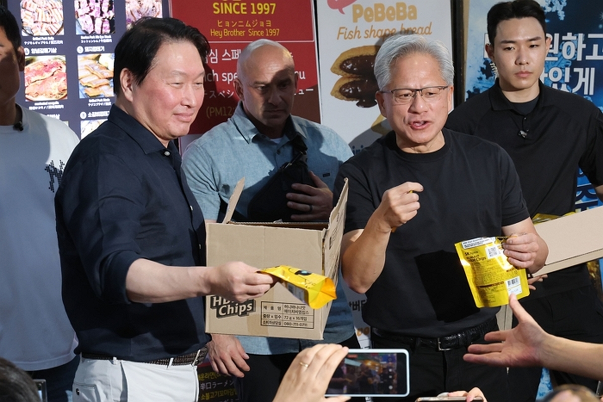 origin_HBM칩스나눠주는젠슨황CEO와최태원회장.jpg