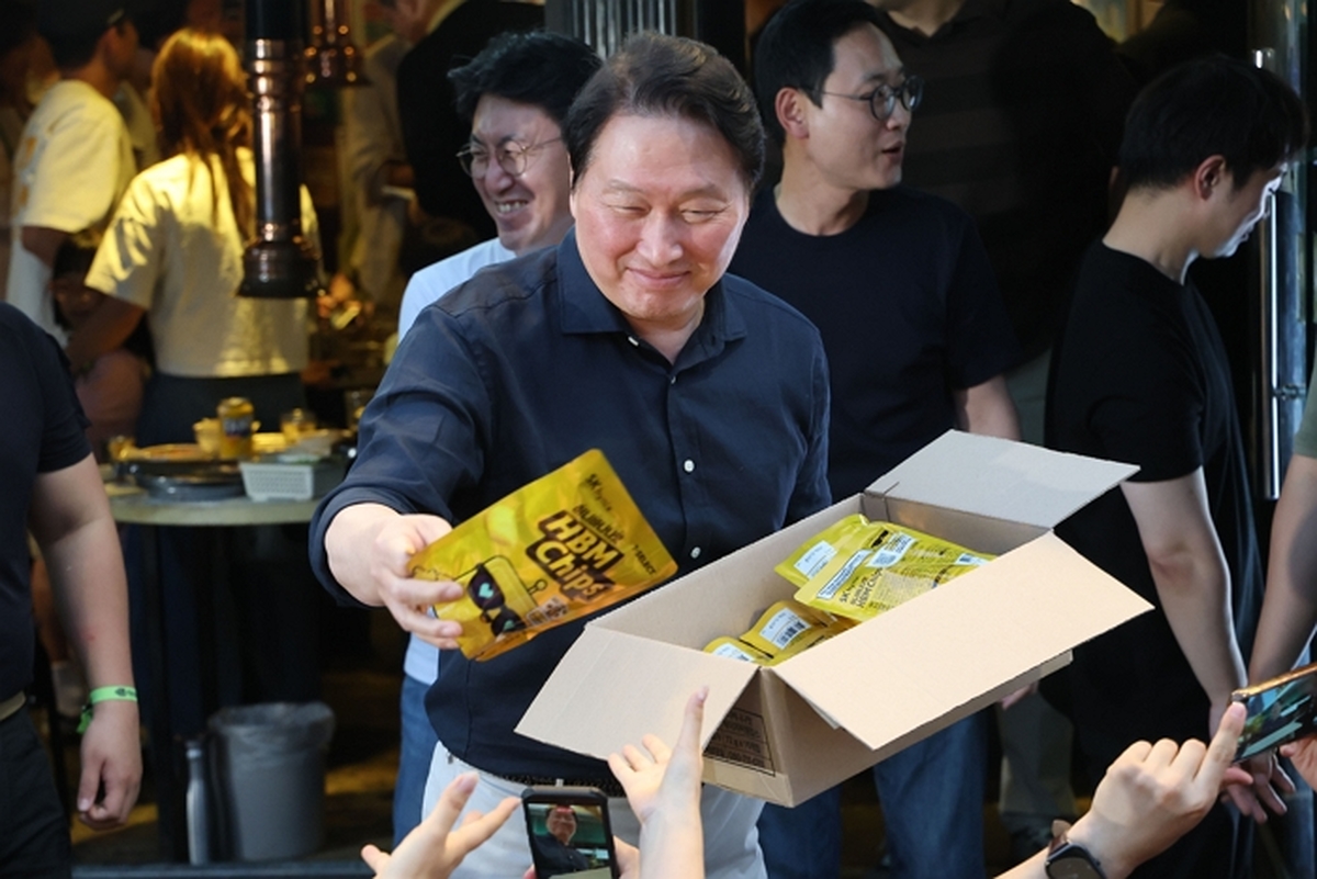 origin_HBM칩스나눠주는최태원회장.jpg