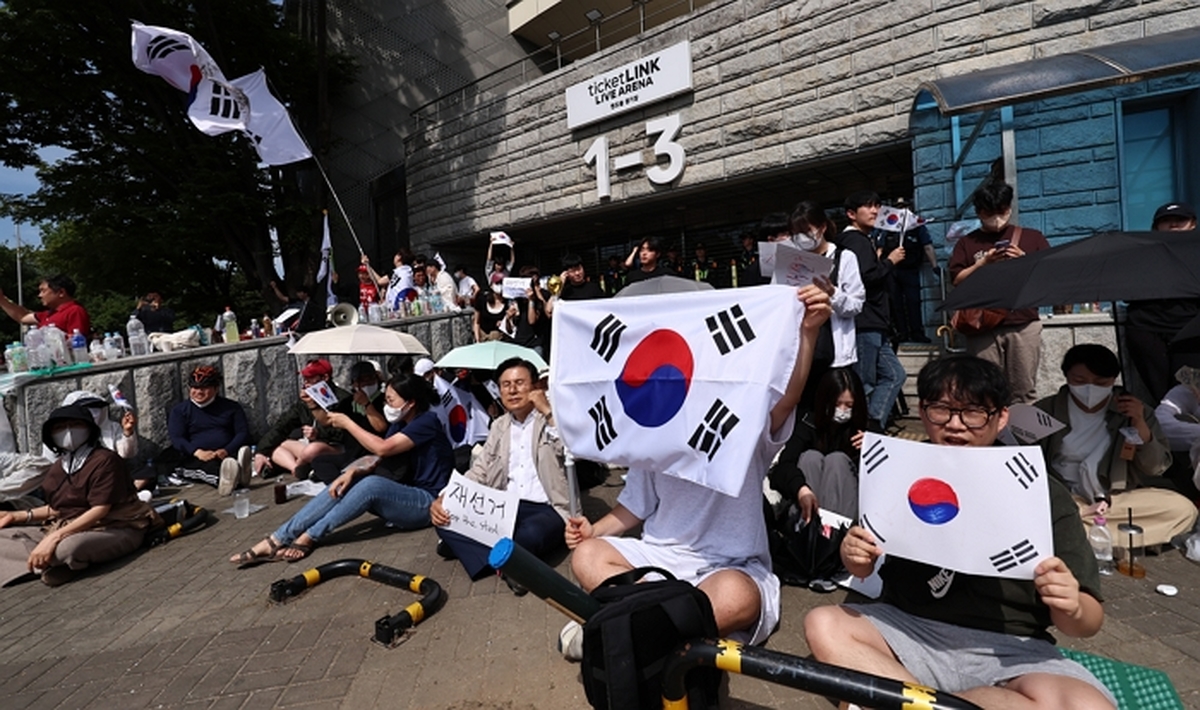 origin_태극기손에들고잠실개표소‘밤샘봉쇄시위.jpg