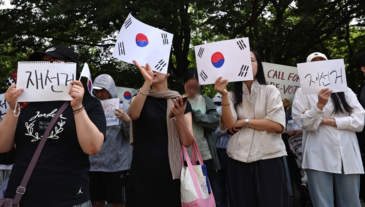 origin_태극기들고재선거요구.jpg