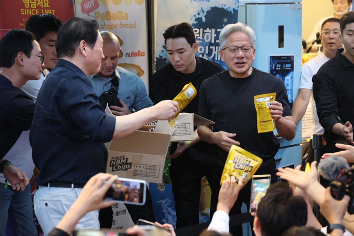 origin_HBM칩스나눠주는젠슨황CEO.jpg