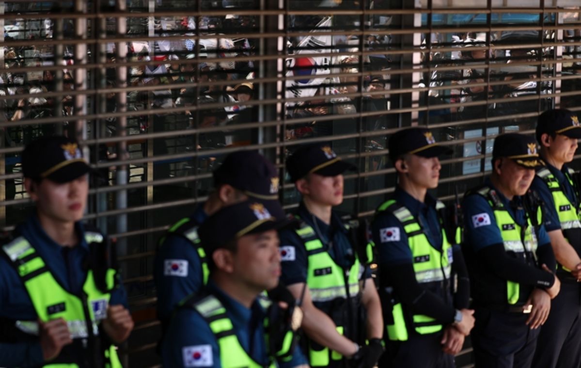 봉쇄됐던 잠실 투표소서 ‘유권자 개인정보’ 노출 신고... 개보위 “사실관계 파악 착수”