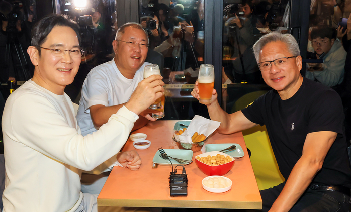 젠슨 황-최태원, 깐부치킨서 또 ‘치킨 회동’... 7개월간 벌써 일곱 번
