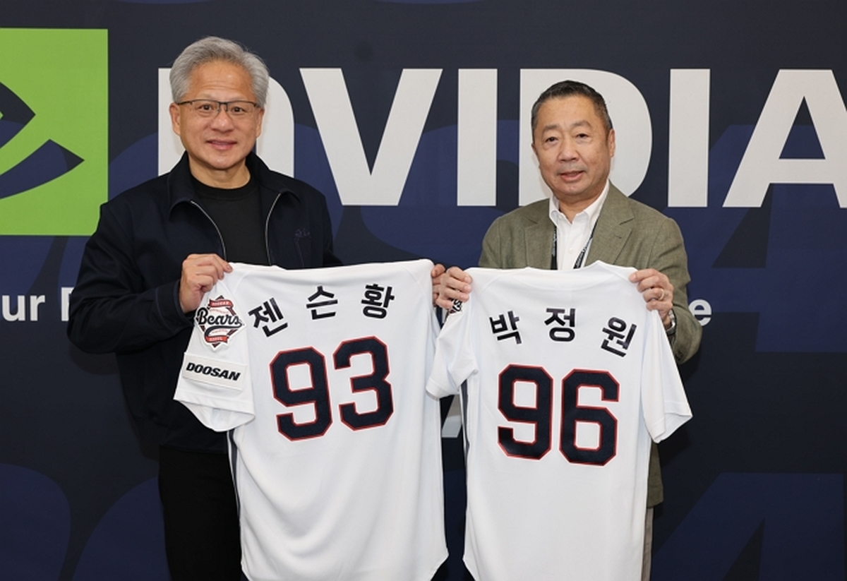 사진2. 박정원 두산그룹 회장과 젠슨 황 엔비디아 CEO 잠실야구장 행사.jpg
