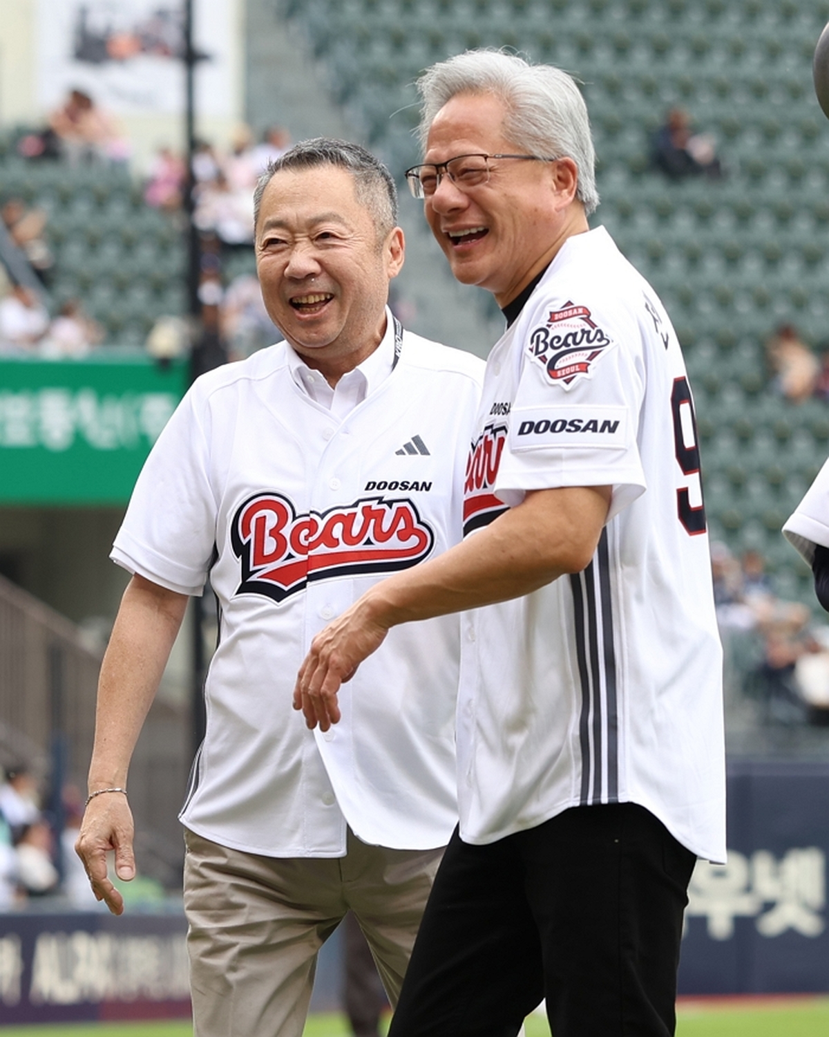 사진4. 박정원 두산그룹 회장과 젠슨 황 엔비디아 CEO 잠실야구장 행사.jpg