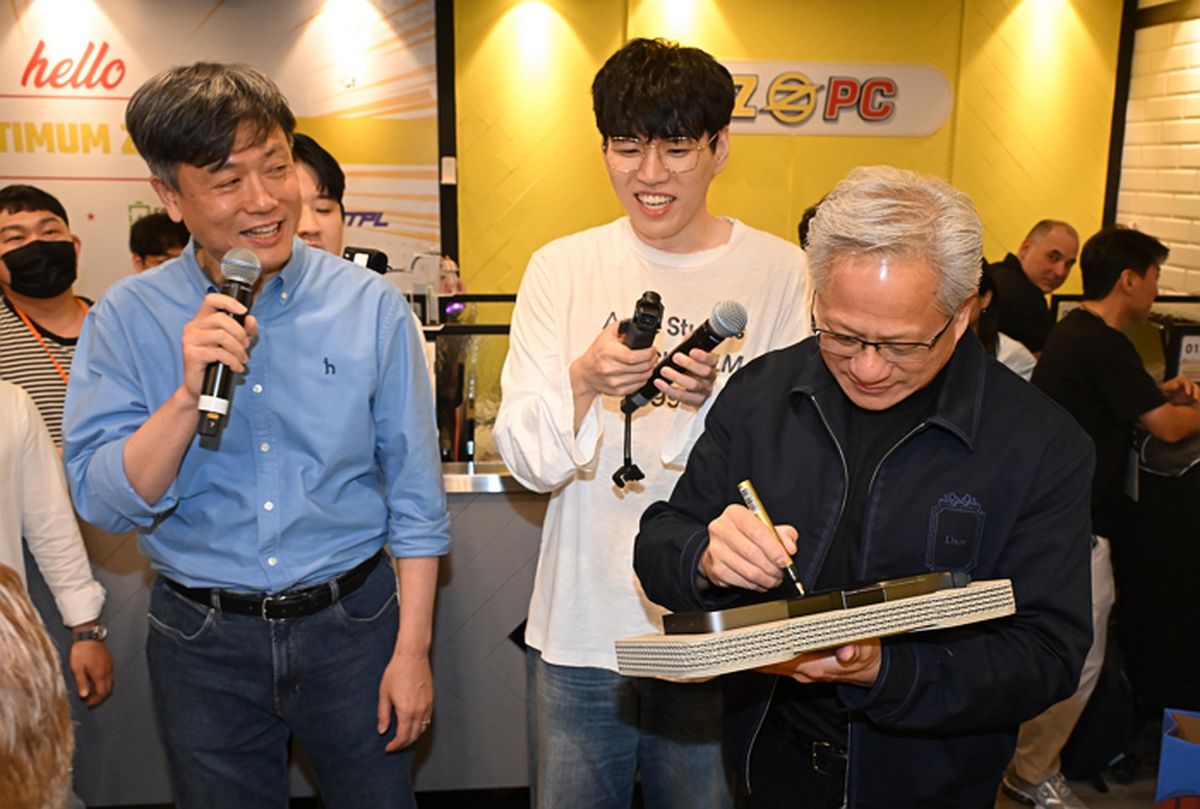 ‘PC방 순례’ 젠슨 황, 한국 게이머에 ‘RTX 5090·미출시 AI PC’ 깜짝 선물