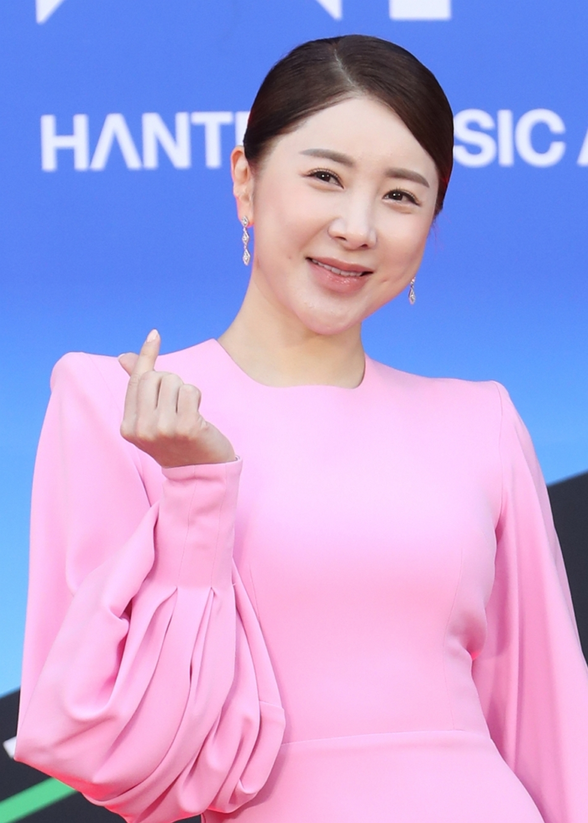origin_서인영2월결혼앞두고하트뿅뿅.jpg