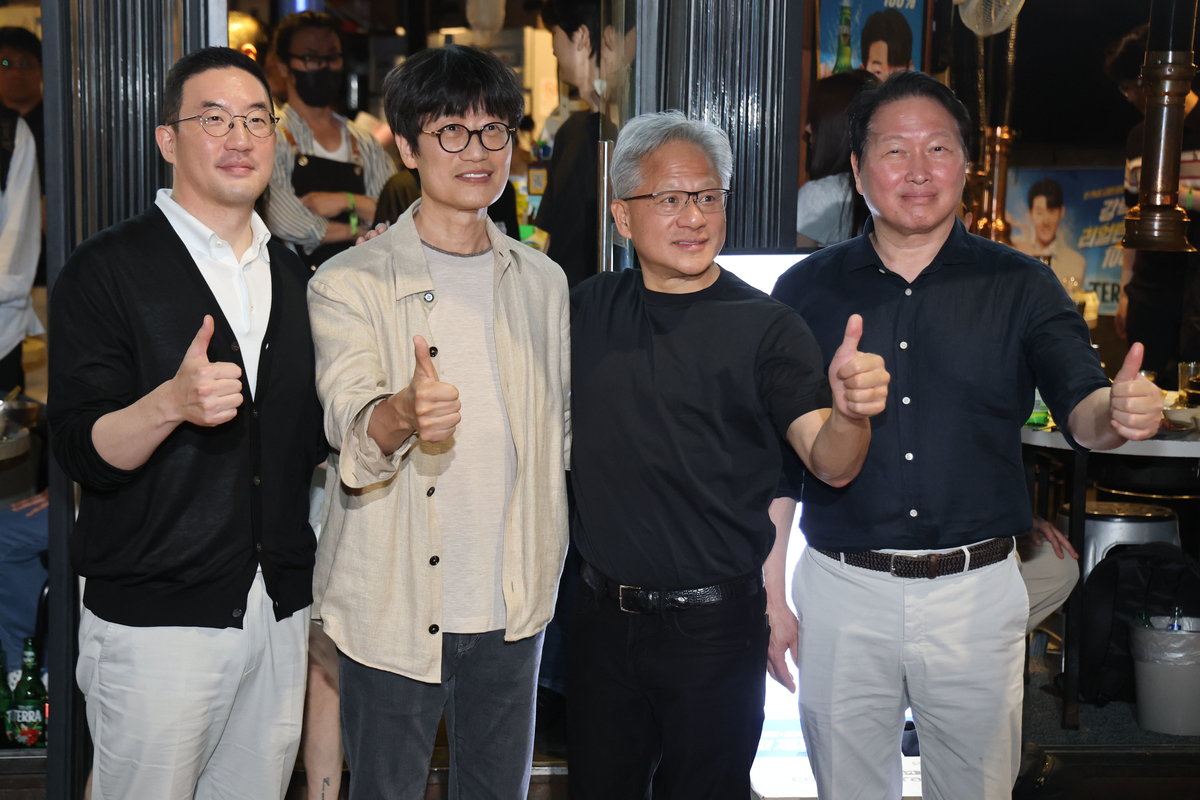 origin_젠슨황CEO와SK·LG·네이버총수엄지척.jpg