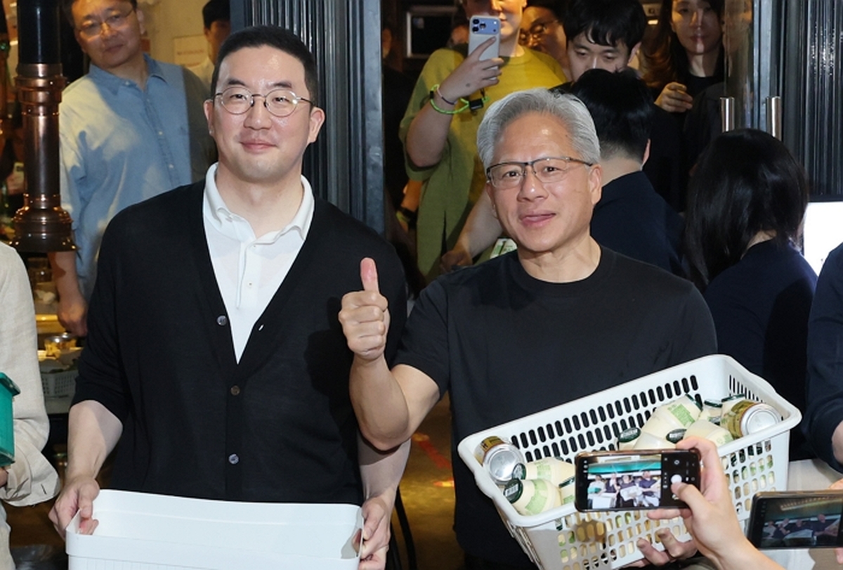 origin_엄지손치켜든젠슨황CEO.jpg