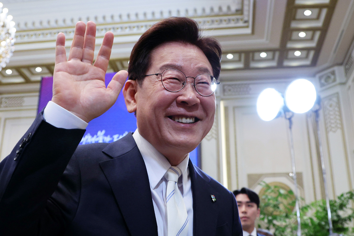 origin_취재진과인사하는이재명대통령.jpg