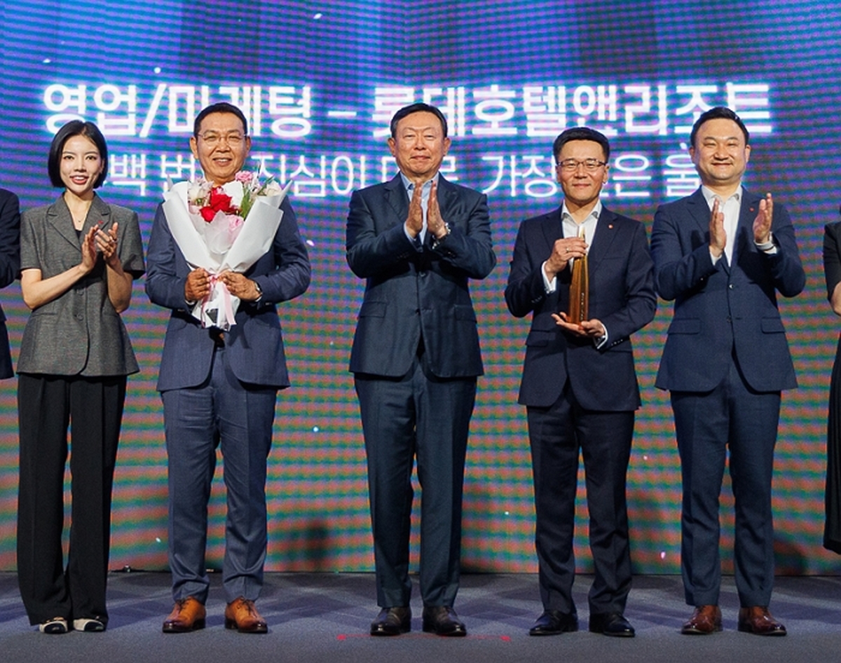 [사진] 롯데어워즈 대상을 시상한 신동빈 롯데 회장(왼쪽에서 여섯 번째)과 수상자인 정호석 롯데호텔앤리조트 대표(왼쪽에서 다섯 번째) .jpg
