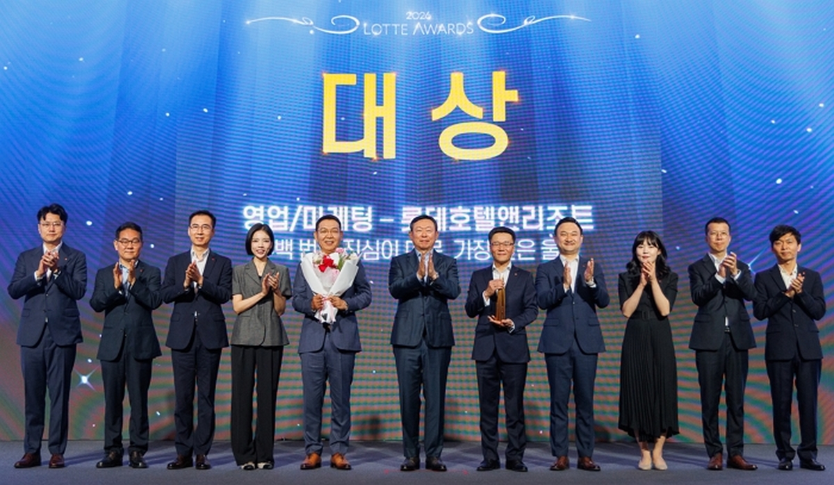 본문 [사진] 롯데어워즈 대상을 시상한 신동빈 롯데 회장(왼쪽에서 여섯 번째)과 수상자인 정호석 롯데호텔앤리조트 대표(왼쪽에서 다섯 번째).jpg