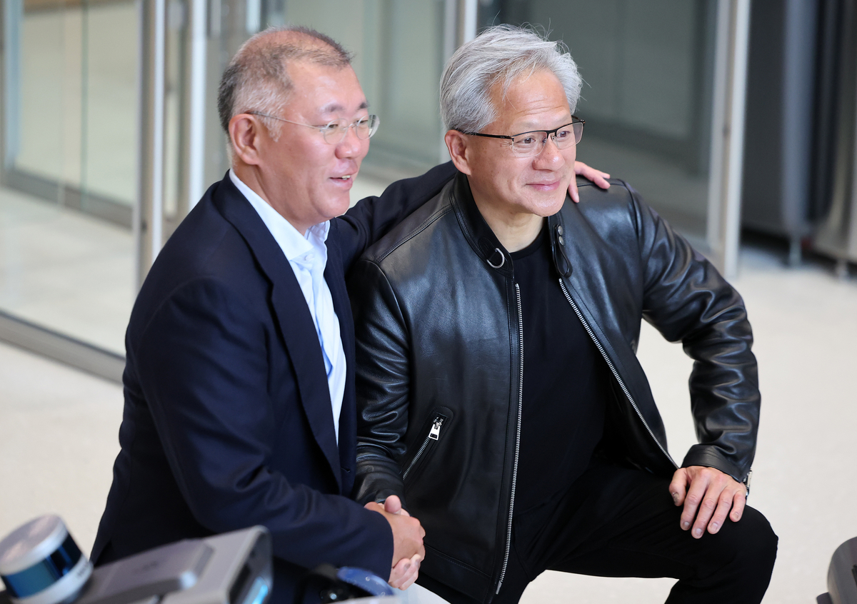 origin_젠슨황CEO·정의선회장현대차로봇과기념촬영.jpg