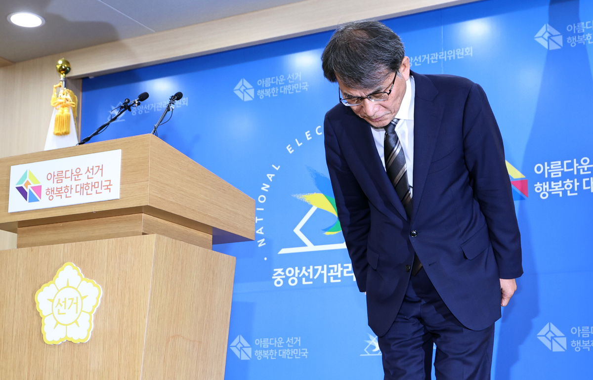 origin_고개숙인노태악선관위원장.jpg