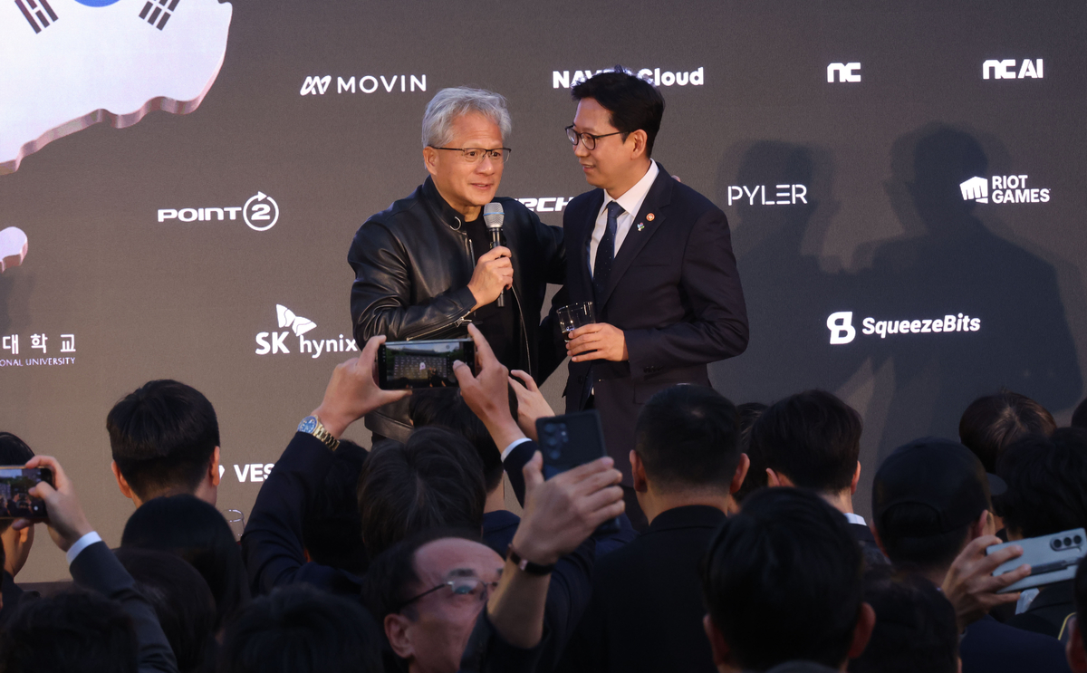 origin_청중에인사하는젠슨황배경훈부총리.jpg